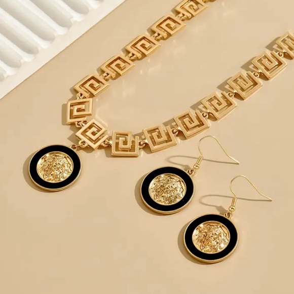 Elegant 18k Gold Plated Jewelry Set - Picture 4 of 5